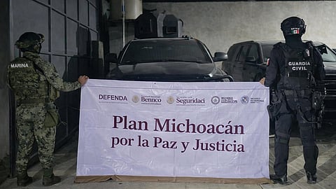 Golpe al crimen; SSP asegura en Coahuayana presunta bodega para fabricación de vehículos blindados