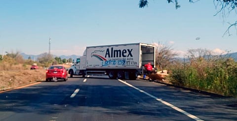 Reportan bloqueo en la Morelia-Pátzcuaro a la altura de Tiripetío