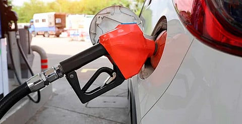 Gasolina subirá en 2026; Hacienda actualiza cuotas del IEPS
