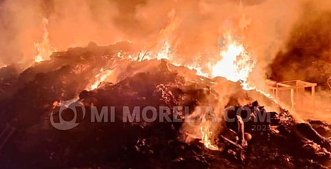 Incendio en recicladora de Uruapan habría sido provocado con bombas molotov; ya investigan