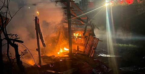 Incendio consume cabaña de madera al sur de Morelia