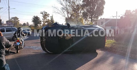 Conductora resulta lesionada tras volcar su camioneta en Morelia