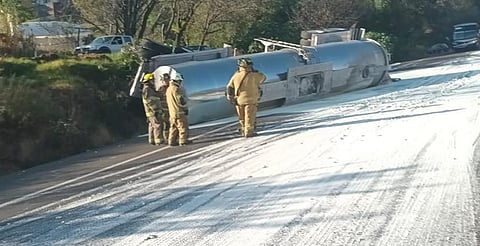 Cuatro lesionados tras volcadura de pipa en Cointzio