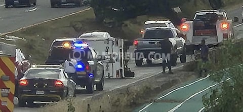 Vuelca camioneta cargada con berries en la carretera Morelia–Pátzcuaro