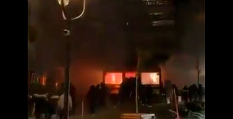 Bengalas y velas cerca del techo, posible causa inicial del incendio