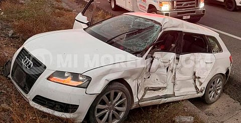 Auto se sale de carretera en Arteaga y es asegurado por autoridades