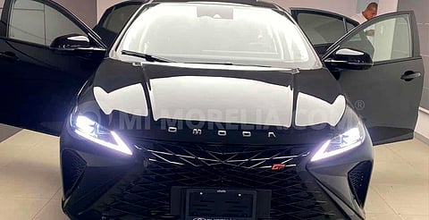 Roban vehículo en la Pátzcuaro–Uruapan; uno de los agresores vestía chaleco del Ejército