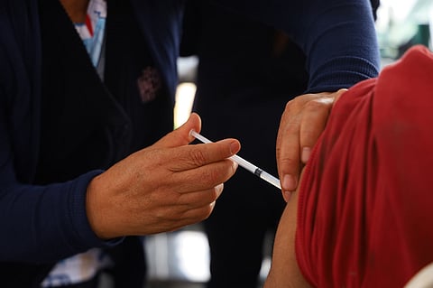 Continúa campaña de vacunación invernal; disponibles 460 mil dosis contra la influenza: SSM