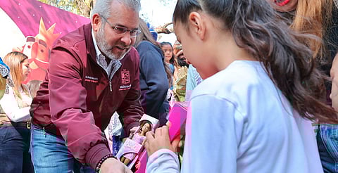 Con entrega de juguetes, celebra Bedolla el Día de Reyes en la Villa Navideña