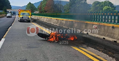 Derrape en la Siglo XXI deja motocicleta calcinada y un lesionado