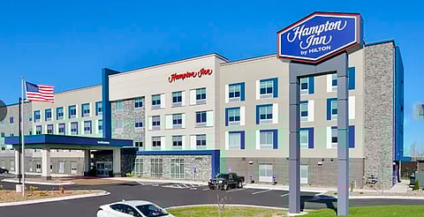 Hotel Hilton niega hospedaje a agentes migratorios en EU; DHS acusa campaña coordinada
