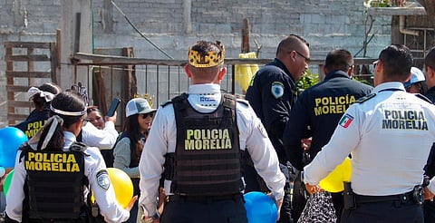 Niñas y niños de Misión del Valle reciben juguetes de Policía Morelia