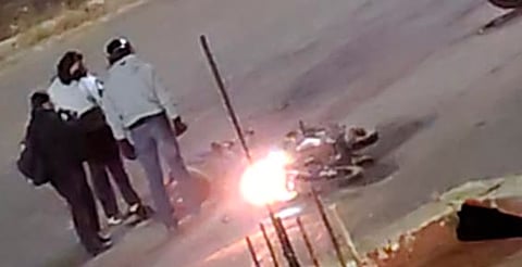 Morelia: motociclista queda herido tras ser atropellado por combi; conductor se dio a la fuga