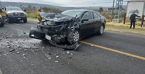 Tres heridos tras brutal choque en Av. Cointzio; camioneta y auto quedaron destrozados