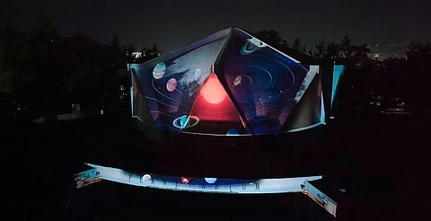 Gladyz Butanda supervisa pruebas para videomapping del Planetario de Morelia