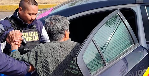 Policía de Morelia auxilia a adulta mayor desorientada tras abordar transporte público