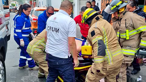 Hombre cae desde segundo piso y recibe descarga eléctrica con cables, en Morelia