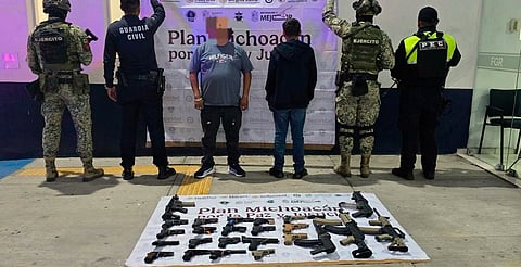 Detienen a hombre y menor de edad con 24 armas en límites de Michoacán y Guanajuato
