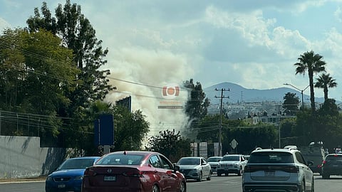 Atienden incendio en pastizal frente a Casa Michoacán