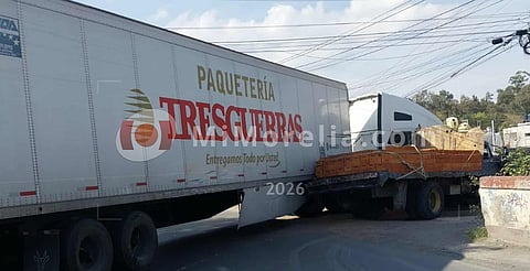 ¿No llegó tu envío? Tráiler de paquetería y camión ladrillero chocan en Morelia