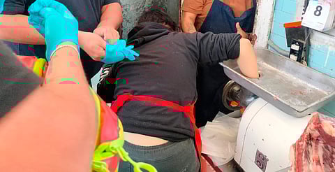 Mujer queda herida tras quedar atrapada en molino de carne en mercado de CDMX