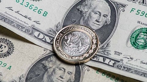 Dólar se aprecia sobre el peso mexicano y roza los $18