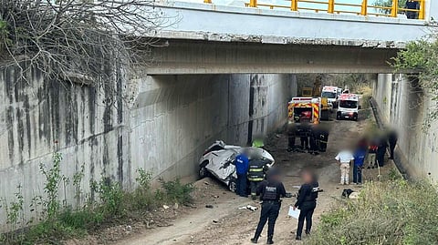 Chucándiro: un muerto y un herido tras caída de camioneta desde puente