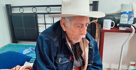 A los 86 años, don Abel espera recuperarse para volver a vender mazapanes en Morelia