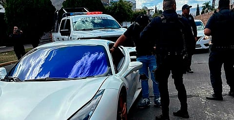 Exceso de velocidad delata a pareja en Ferrari robado en Morelia; están detenidos