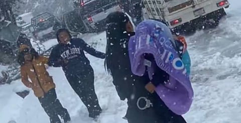 Familia queda atrapada en la nieve y es auxiliada por policías en Chihuahua