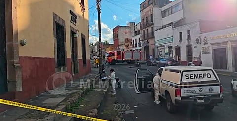 Morelia: camión conurbado arrolló a familia en moto; murió una mujer y el chofer fue detenido