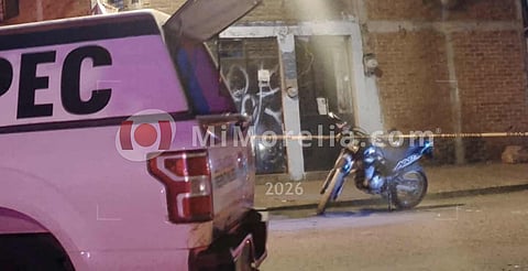 Conductor arrolla a motociclistas en Morelia y se da a la fuga