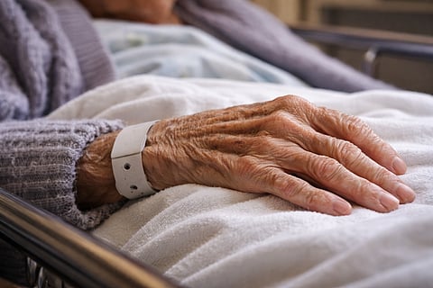 VIDEO: Llega abuelita de 102 años en ambulancia a banco tras negarle tarjeta