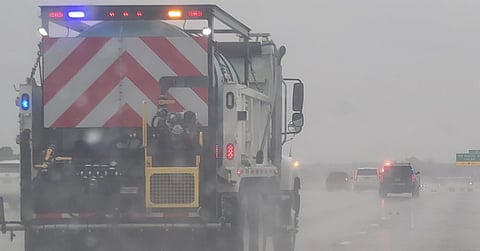 Tormenta invernal en EU deja 21 muertos y caos en vuelos y carreteras