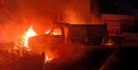 Se incendia taller mecánico en Morelia; hay cinco vehículos dañados