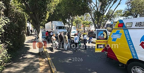 Se accidenta motorrepartidor sobre Calzada La Huerta, en Morelia