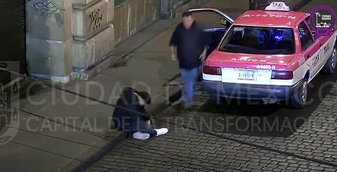 VIDEO: Taxista se para a robar a transeúnte ebrio; le cayó la ley más adelante