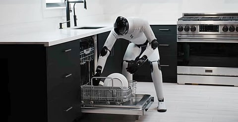 Robot humanoide realiza tareas domésticas complejas