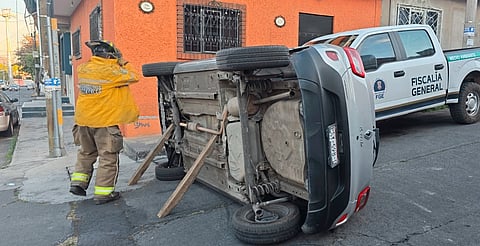 Morelia: vuelca auto y choca contra unidad de la fiscalía en la Molino de Parras