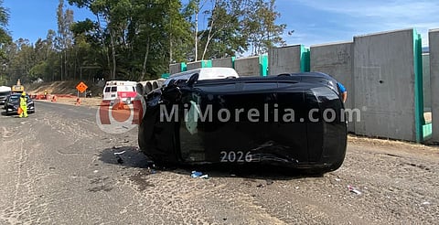 Automóvil y camioneta chocan en la carretera Zitácuaro-Morelia; no hubo lesionados de gravedad