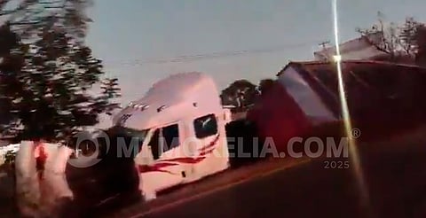 Tráiler sufre volcadura en la Morelia-Pátzcuaro; no se reportan heridos