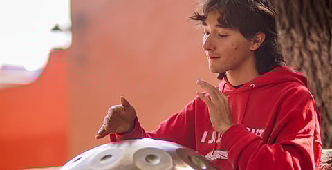 Entre notas y calma: Santiago lleva el handpan a las calles de Morelia