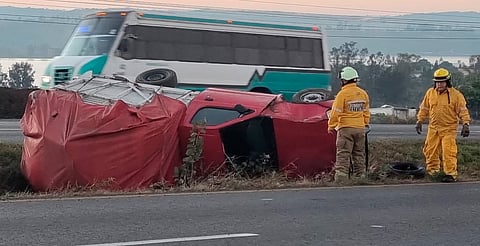 Vuelca camioneta en carretera Morelia–Pátzcuaro; una persona fue atendida en el lugar