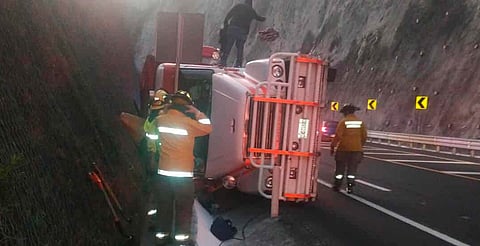 Morelia: camión cargado con yeso vuelca en el Ramal Camelinas