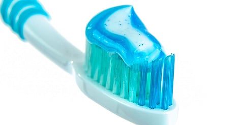 En México, el nombre correcto es dentífrico, no “pasta dental”