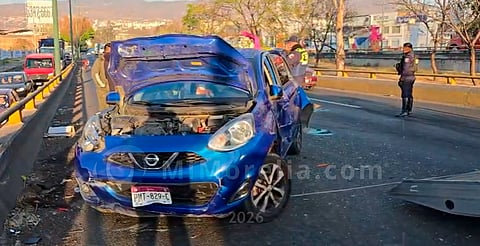 Camioneta provoca carambola en libramiento de Morelia y se da a la fuga