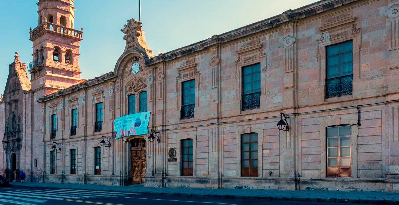 Piden investigar presunta presencia de sangre en baño de la Facultad de Derecho; señalan omisión oficial