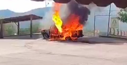 Queman cinco vehículos, un Banco del Bienestar y base de combis en Aguililla este lunes