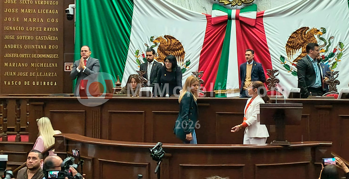 Diputadas toman la tribuna del Congreso de Michoacán