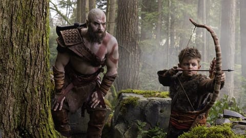 Kratos y Atreus en un bosque
